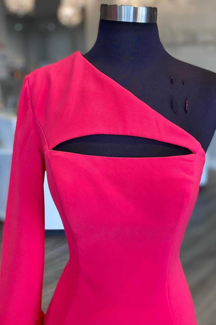 Vestido de cóctel de sirena con escote en forma de cerradura y una sola manga